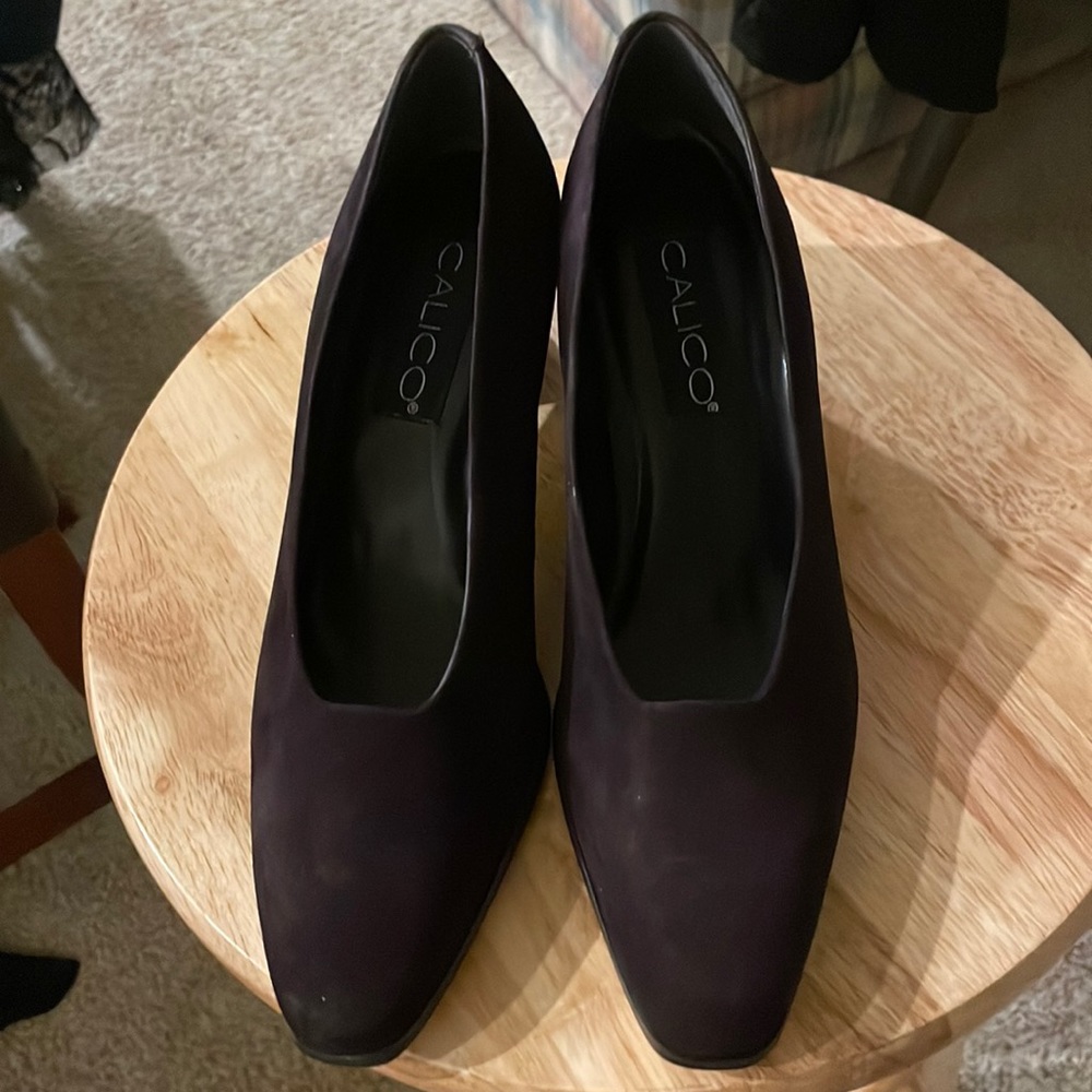 Suede pumps.